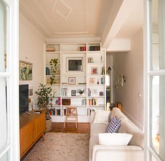 Alcantara Apartment | Artist's Retreat near the Riverside with AC