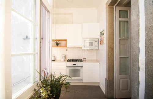 Alcantara Apartment | Artist's Retreat near the Riverside with AC