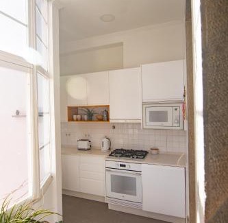 Alcantara Apartment | Artist's Retreat near the Riverside with AC