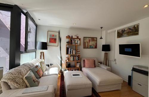 Homerton Apartment | Artistic 1BD Flat in the Heart of Hackney