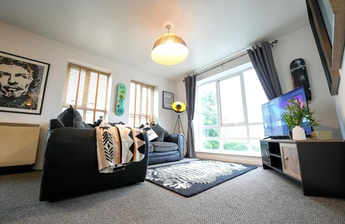 Londonderry Apartment | Artistic stunning apartment city view