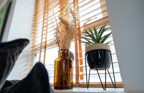 Londonderry Apartment | Artistic stunning apartment city view