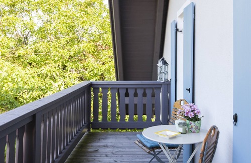 Holzhausen Apartment | Artists' Village Holzhausen a. Ammersee, 5* Gallery apartment near the lake!
