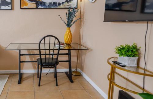 Arlington Park Apartment | Artsy Getaway With Vibrant Design Flair