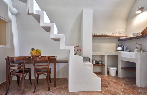 Akrotiri House | Arvanitis Cave Village