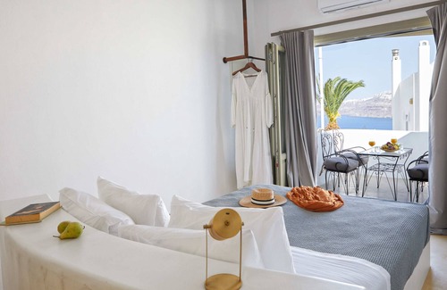 Akrotiri House | Arvanitis Cave Village