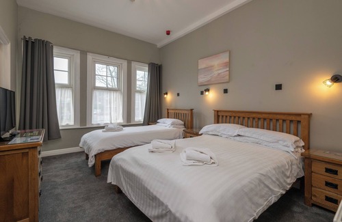 Headingley Hotel | Ascot Grange Hotel - Voujon Restaurant