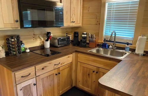 Asheboro House | Asheboro 1BR Cabin Near NC Zoo | Loft & Water View