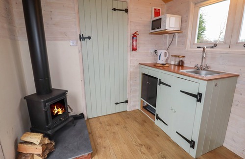 Craven Arms Cottage | ASTON - SHEPHERD HUT, romantic, with hot tub in Aston On Clun