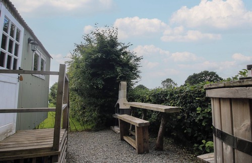 Craven Arms Cottage | ASTON - SHEPHERD HUT, romantic, with hot tub in Aston On Clun