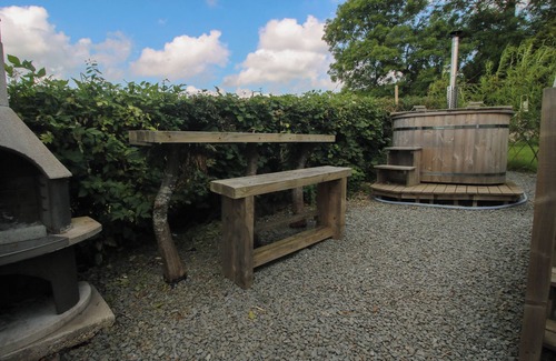 Craven Arms Cottage | ASTON - SHEPHERD HUT, romantic, with hot tub in Aston On Clun