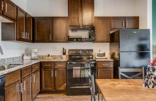 McNeil Apartment | Astonishing Cozysuites on I-35 w Pool Parking 07
