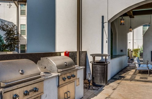 McNeil Apartment | Astonishing Cozysuites on I-35 w Pool Parking 07