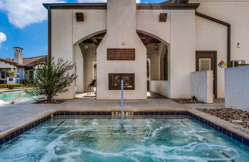 McNeil Apartment | Astonishing Cozysuites on I-35 w Pool Parking 07