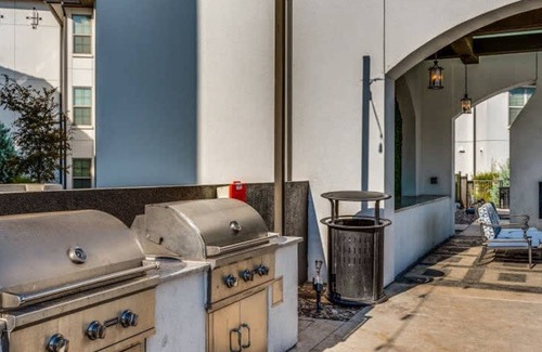 McNeil Apartment | Astonishing Cozysuites on I-35 w Pool Parking 09