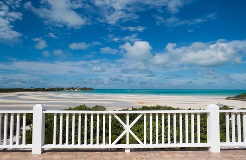 Black Point House | Astoundingly Pure and Blue Ocean View- Quiet and Serene Vacation Spot Awaits You