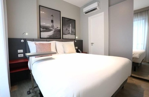 Caminho das Arvores Hotel | Astron Suítes Mondial Salvador by Nobile