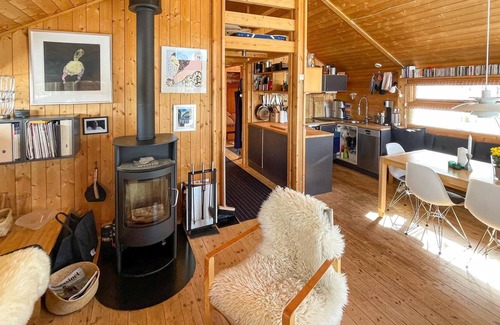 Al House | At 1000 meters above sea level, this cozy cottage welcomes you with a view of Reineskarvet.