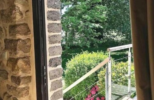 Pommerit-le-Vicomte Villa | At the edge of the wood