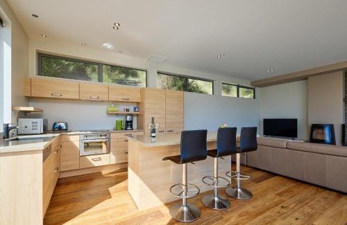 Kaikoura House | Ata Rangi Lodge - Kaikoura Holiday Home