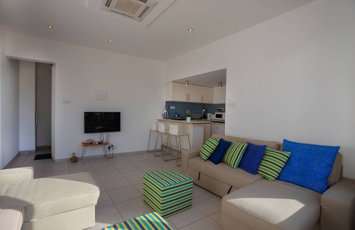 Agios Tychon Apartment | Athenaeum Beachside Studio