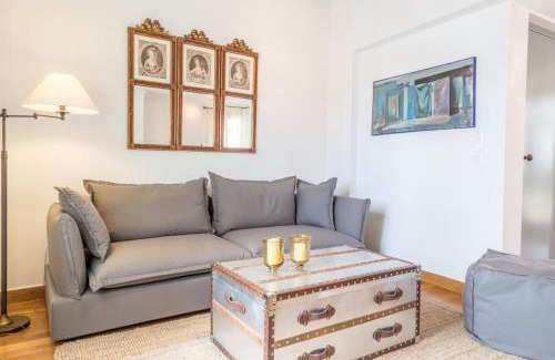 Plaka Apartment | Athenian Villa Beneath the Acropolis