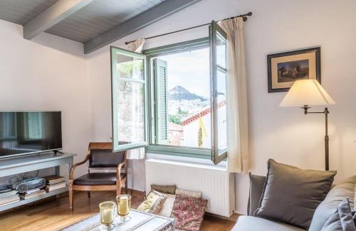 Plaka Apartment | Athenian Villa Beneath the Acropolis