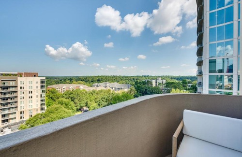 Colonial Homes Apartment | Atlanta Rental with Balcony Near Buckhead!