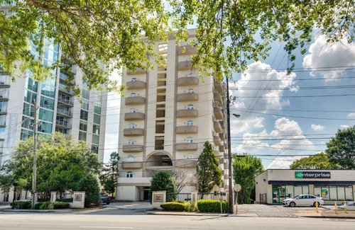 Colonial Homes Apartment | Atlanta Rental with Balcony Near Buckhead!