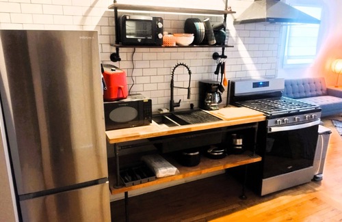 West End Apartment | Atlanta’s West End's Best: Full Chef's Kitchen, Classic Porch. Subway Bathtub