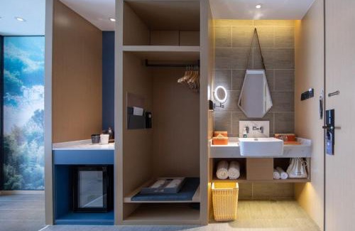 Caidian District Hotel | Atour Hotel Wuhan Zhuankou Dongfeng Avenue Sports Center