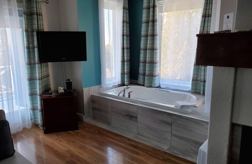 Cap-a-l'Aigle House | Auberge Fleurs de Lune