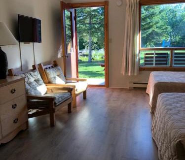 Isle aux Coudres Hotel | Auberge La Coudriere (Cool Hotel)