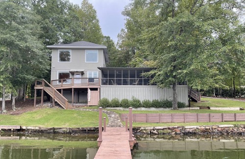 Valley Cabin | Auburn Game day Lake house with extra large back porch and floating dock