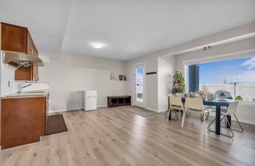 Northwest Calgary House | Aurora view with spacious 2BR sweet home near UC