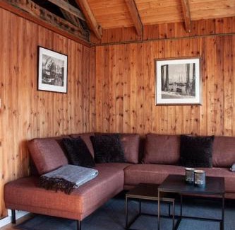 Reine House | Authentic central located cabin close to Reinebringen Lofoten