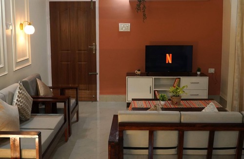 Sualkuchi Apartment | Autumn Bliss: Cozy 2-Bedroom Apartment in Guwahati with WiFi & AC Comforts