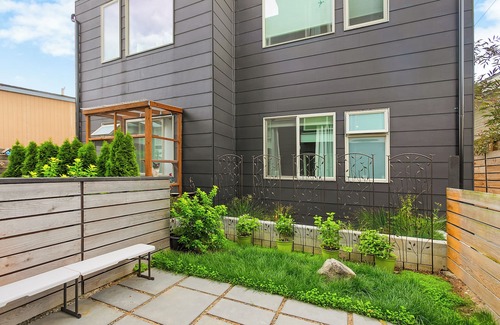North Beacon Hill Apartment | Autumn Leaves in Jefferson Park