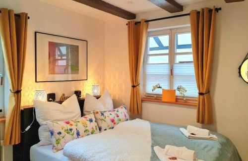 Kandel Apartment | AVAHOME: Haus für 16, WLAN, Parkplätze, Netflix, Nespresso