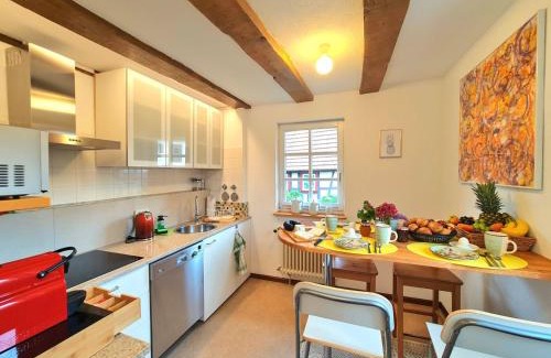 Kandel Apartment | AVAHOME: Haus für 16, WLAN, Parkplätze, Netflix, Nespresso
