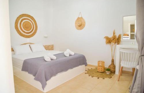 Milos Bed & Breakfast | Avgerinos Deluxe Rooms