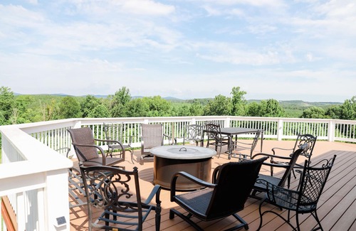 Schuyler House | Avon Hill: Private Pool + Mountain views + Rockfish River Fun!