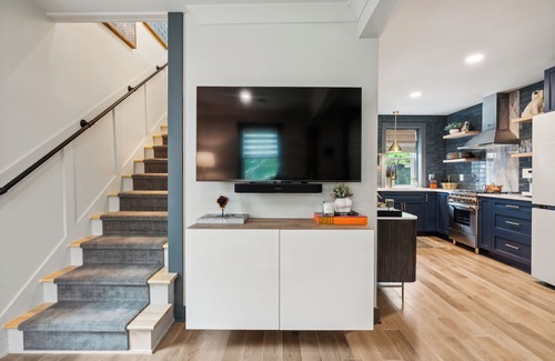 Bath House | Award Winning Luxury Carriage House a short stroll from town!