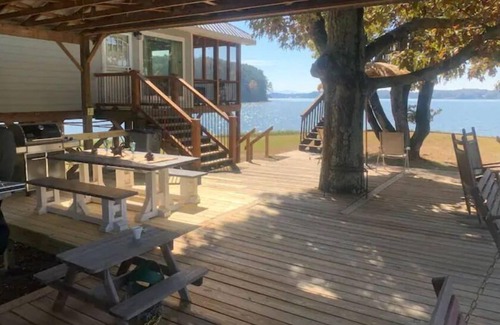 Cedar Bluff House | Awesome 4 Bed/2 Bath on Private Point, Spectacular Lake Views!