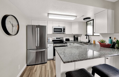Canyon Rim House | AWESOME FULLY REMODELED TOWNHOUSE NEAR MOUTAINS AND CITY W/NEW EVERYTHING