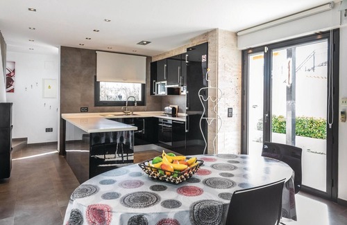 Bon Relax House | Awesome home in Sant Pere Pescador