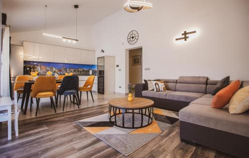 Dugi Rat House | Awesome Home In Dugi Rat With Sauna