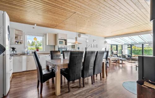 Thorsminde House | Awesome Home In Vemb With Kitchen