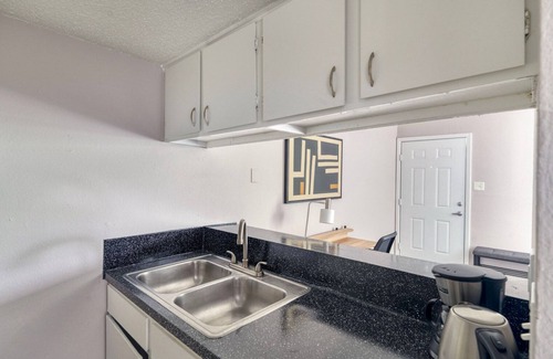 Dawson Apartment | Awesome South Congress 1BR w/A/C & Laundry, by Blueground