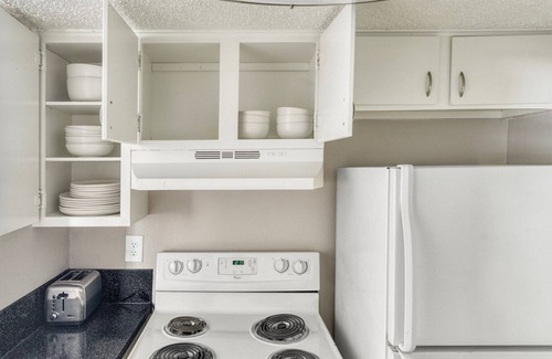 Dawson Apartment | Awesome South Congress 1BR w/A/C & Laundry, by Blueground